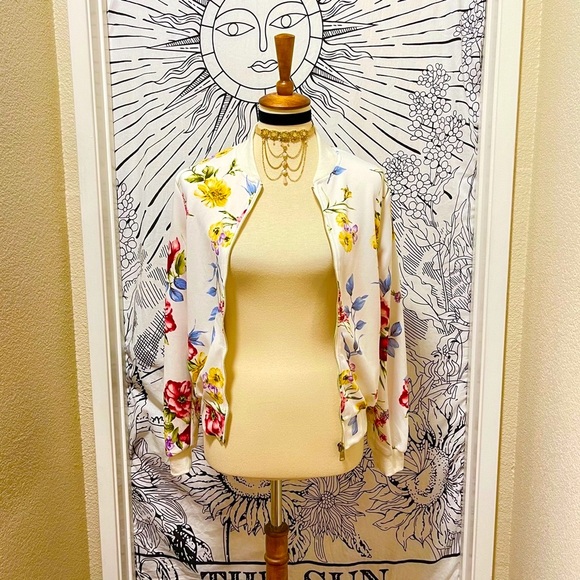 π Beautiful floral jacket - Picture 2 of 11